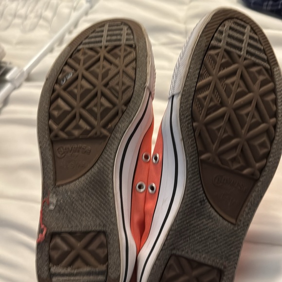Women’s size 9 Converse in coral color - Picture 5 of 7